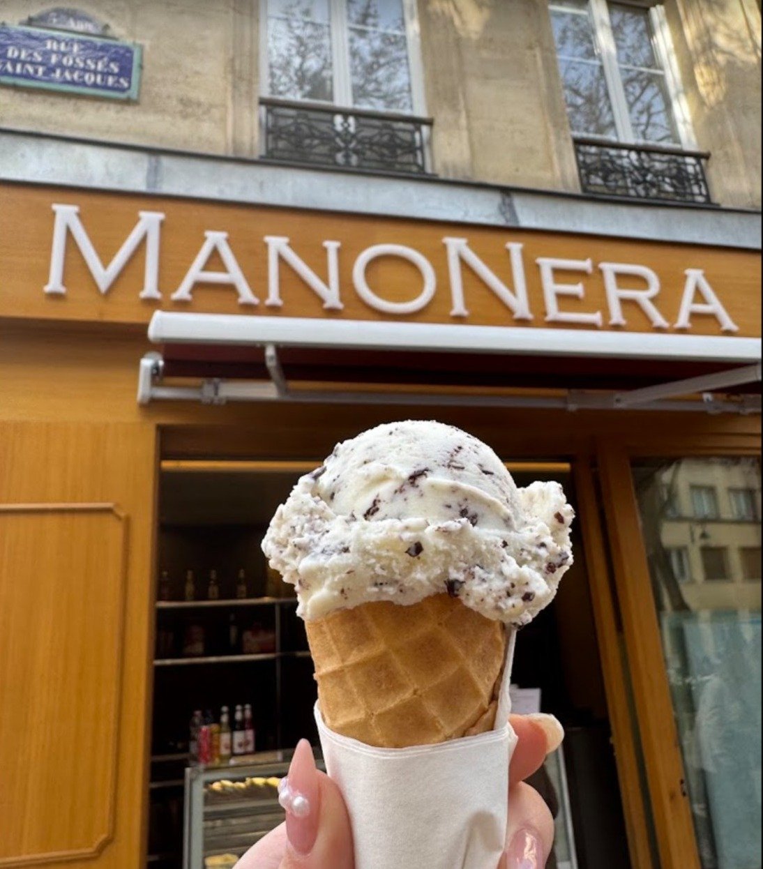 Glace artisanale devant l'enseigne ManoNera