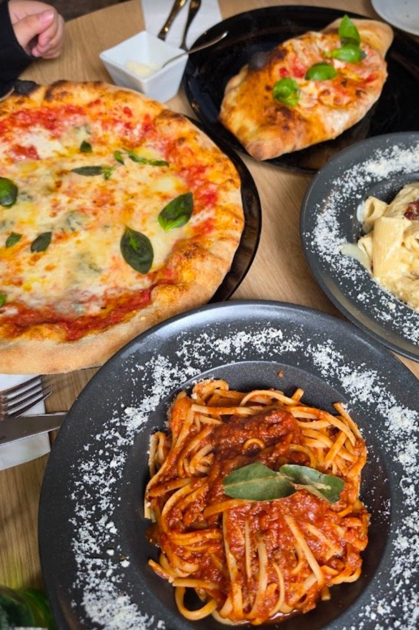 Pizza margherita et pâtes maison sur table