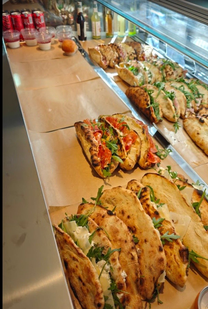 Calzones et focaccias en vitrine